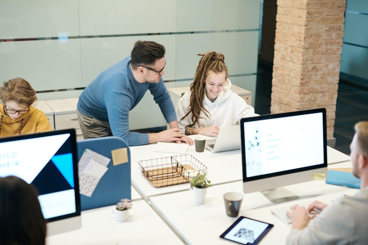 Bourses d’études, J-10 : introduire sa demande avec l’aide d’Infor Jeunes
